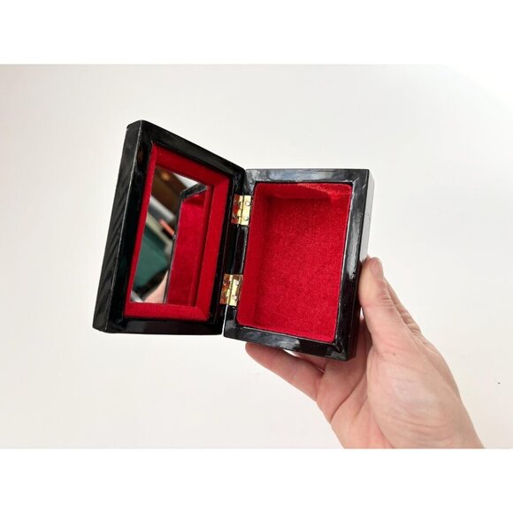 Lovely Black, Gold & Red Lacquerware Vintage Japanese Red Velvet Jewelry Box - Picture 6 of 10